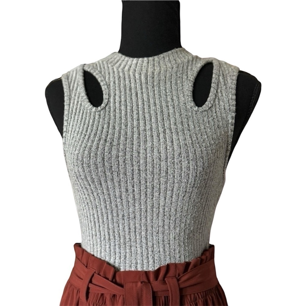 🔵 5 for $25 PAPAYA women’s grey knit crop top with cutout accents